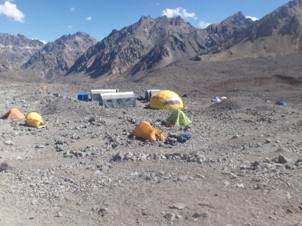 camp de base tente messe et tentes individuelles